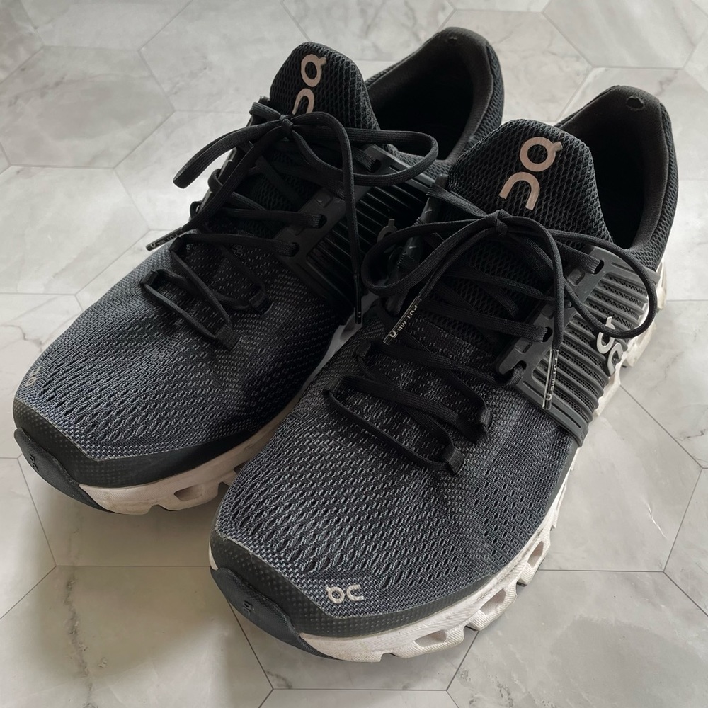 On Running oncloud swift shoes black mens size 7 equivalent to womens size 9 GUC